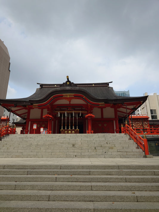 Hanazono-Schrein in Shinjuku: Ruhepol, Festivalbühne und City-Magie