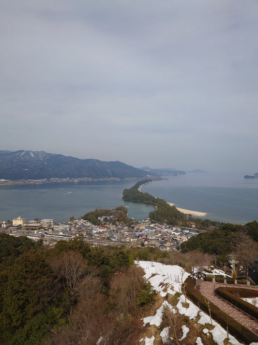 Blick auf die kiefernbewachsene Sandbank von Amanohashidate in der Bucht von Miyazu