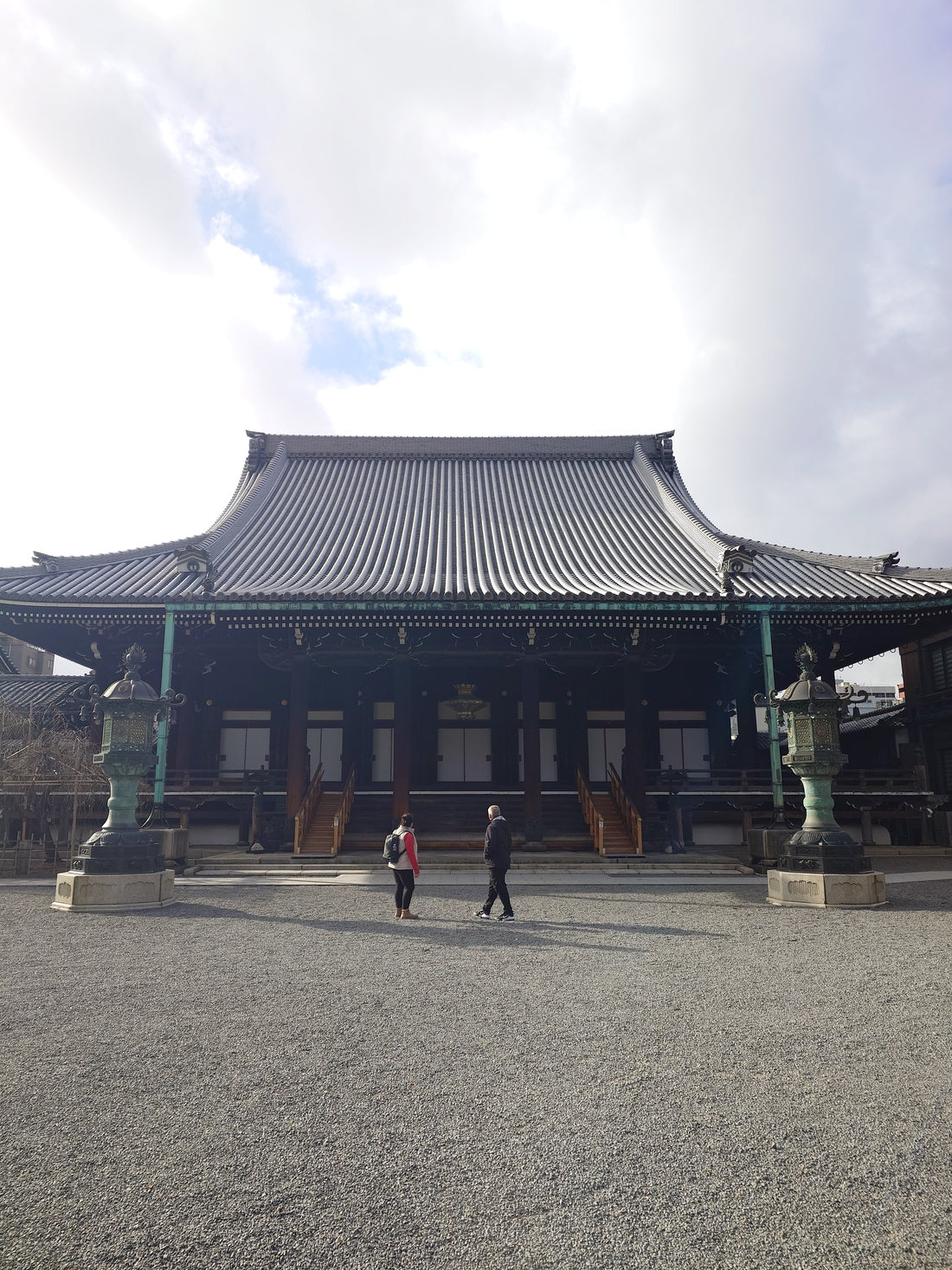 Tor und Tempelhof des Bukkoji Tempels in Kyoto