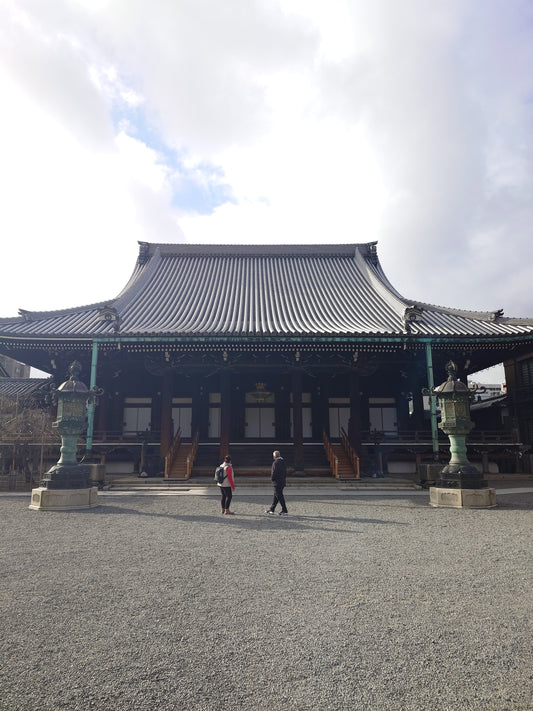 Tor und Tempelhof des Bukkoji Tempels in Kyoto