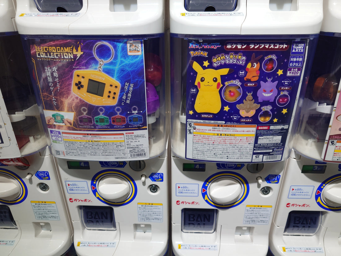Eine Wand voller bunter Gachapon-Kapselautomaten in Japan