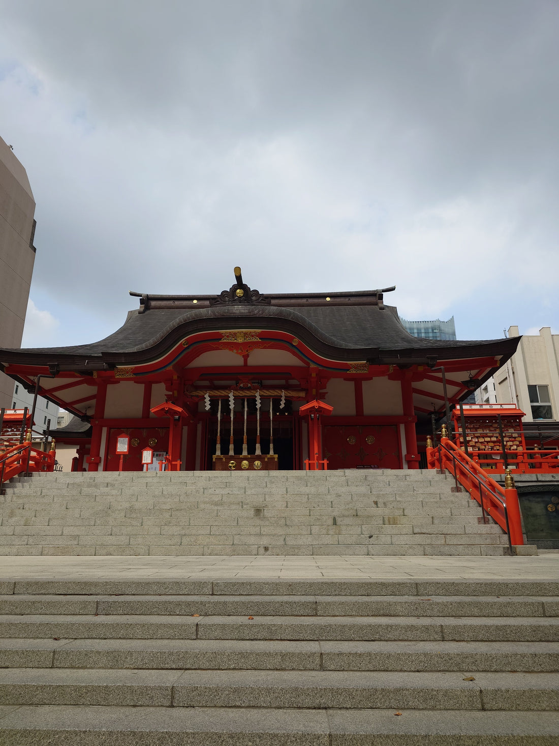 Hanazono-Schrein in Shinjuku: Ruhepol, Festivalbühne und City-Magie