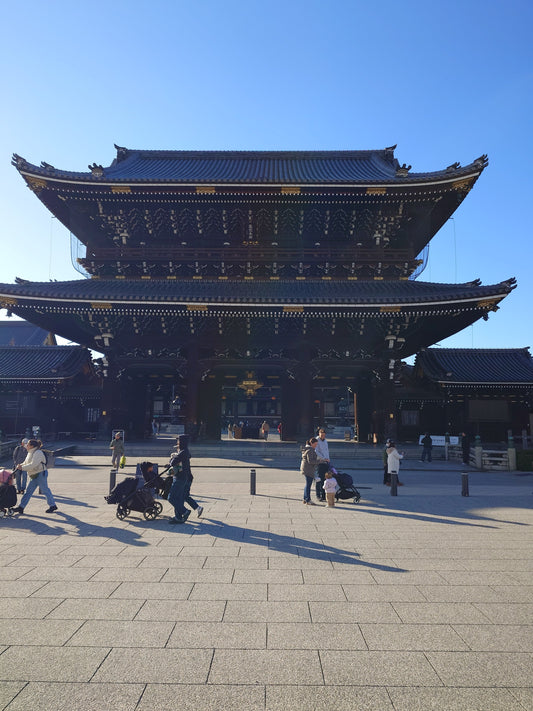 Haupttor und Holzhallen des Higashi Hongan-ji in Kyoto