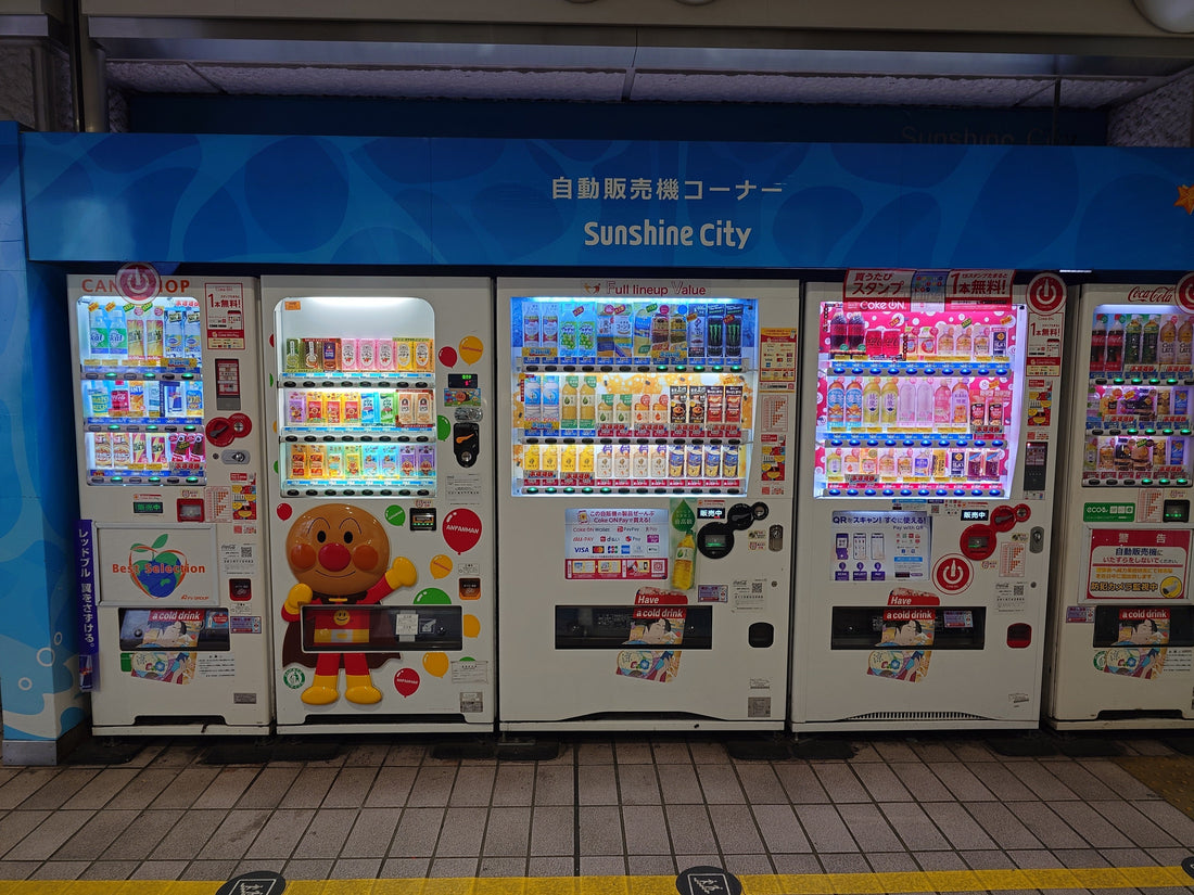 Getränkeautomaten (Jihanki) an einer Straße in Japan