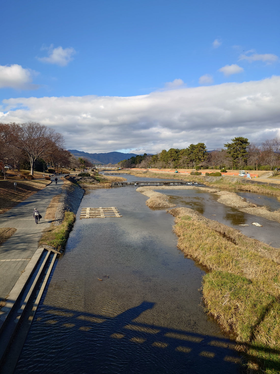 Das Kamogawa-Delta in Kyoto mit Trittsteinen am Zusammenfluss der Flüsse