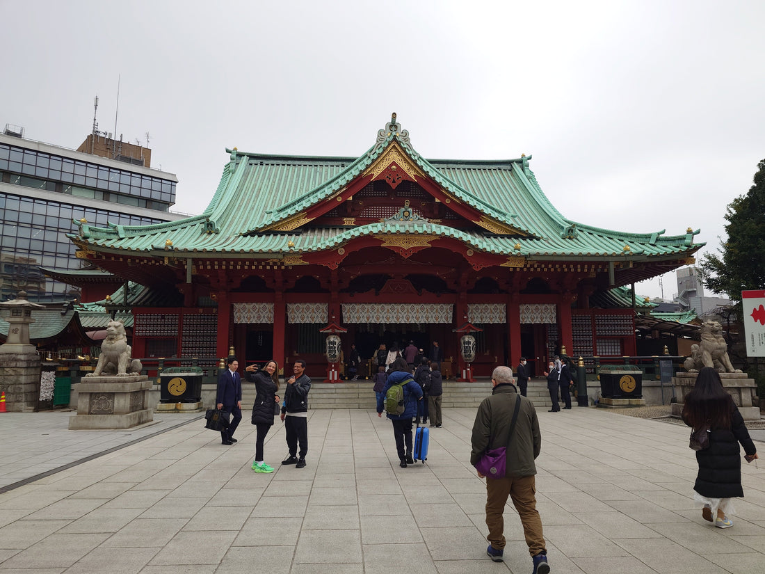 Das leuchtend rote Hauptgebäude des Kanda-Myojin-Schreins in Tokio