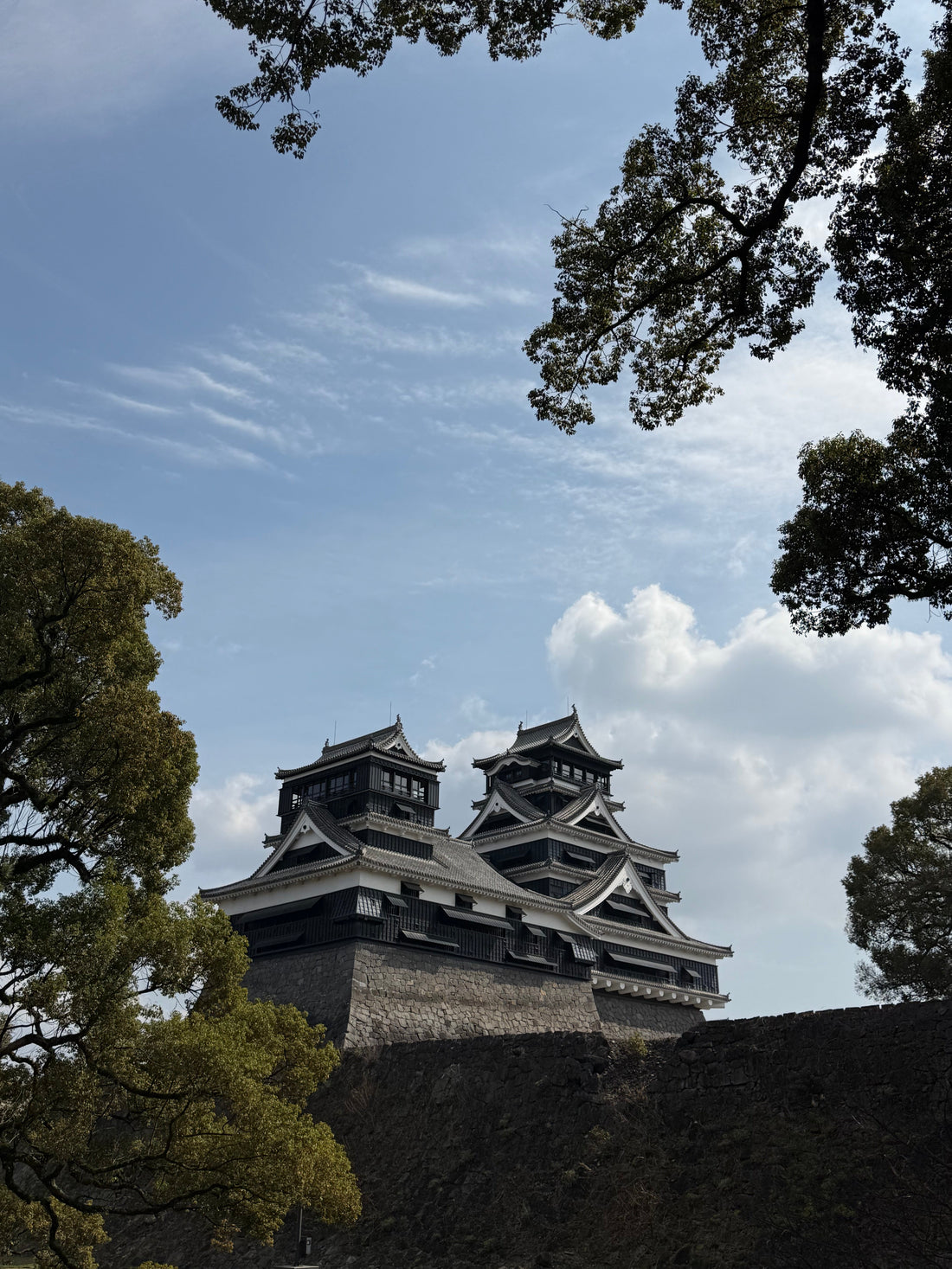 Die Burg Kumamoto mit ihrem schwarzen Hauptturm in Kyushu