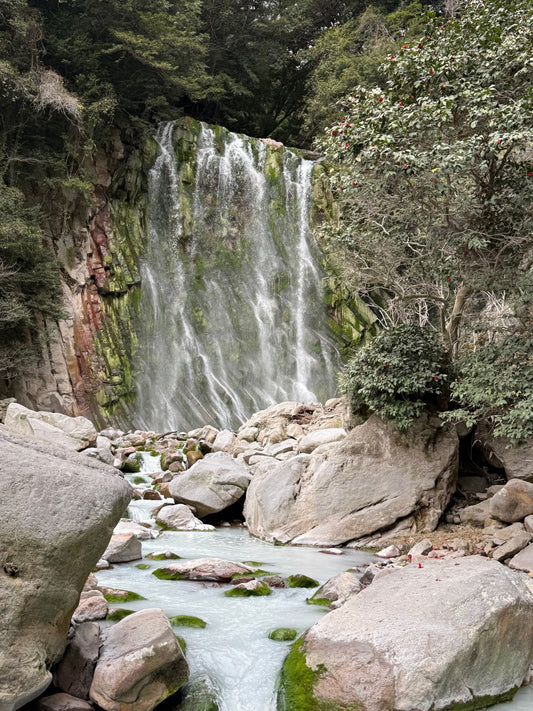 Der Maruo-Wasserfall in der vulkanischen Landschaft von Kirishima