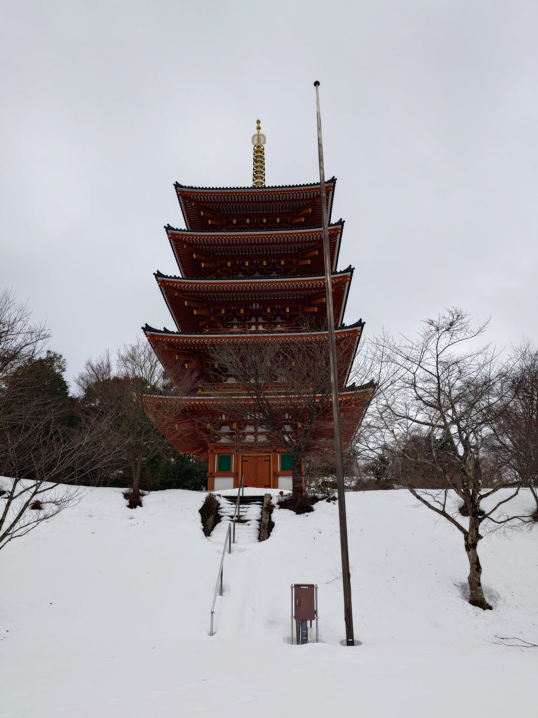 Der Bergtempel Nariai-ji mit Blick über Amanohashidate in Kyoto