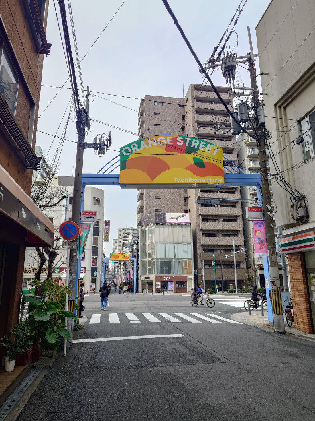 Die Orange Street in Minami-Horie, Osaka, mit kleinen Läden und Cafés