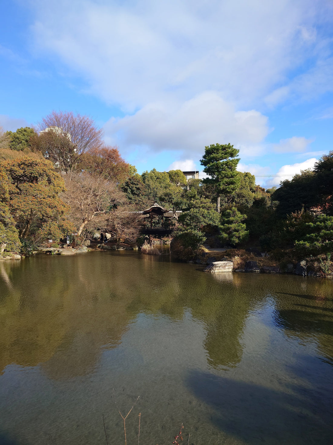 Rundweg mit Teich und Brücken im Shōsei-en Garten in Kyoto