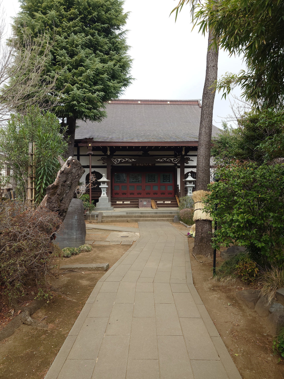 Ein ruhiges Tempeltor im Altstadtviertel Yanaka in Tokio