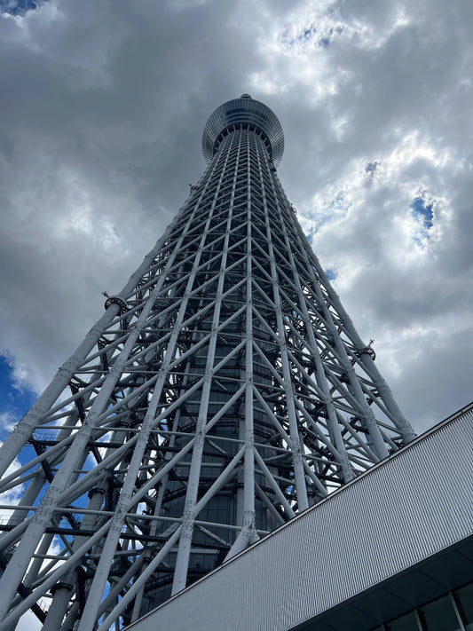 Der Tokyo Skytree vor blauem Himmel im Tokioter Stadtteil Sumida