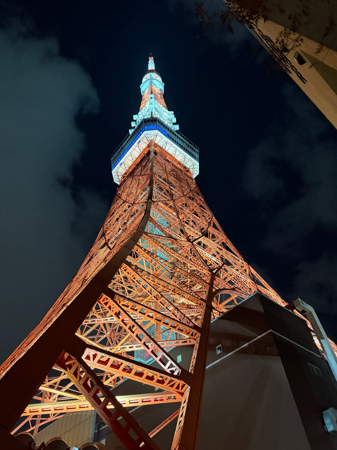 Tokyo Tower bei Nacht: Die beste Aussicht und Halloween Show