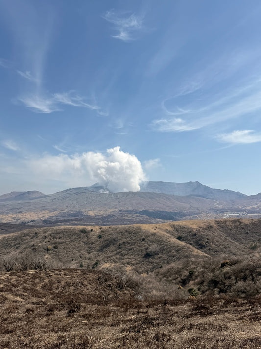 Der aktive Vulkan Aso mit seiner weiten Caldera auf Kyushu