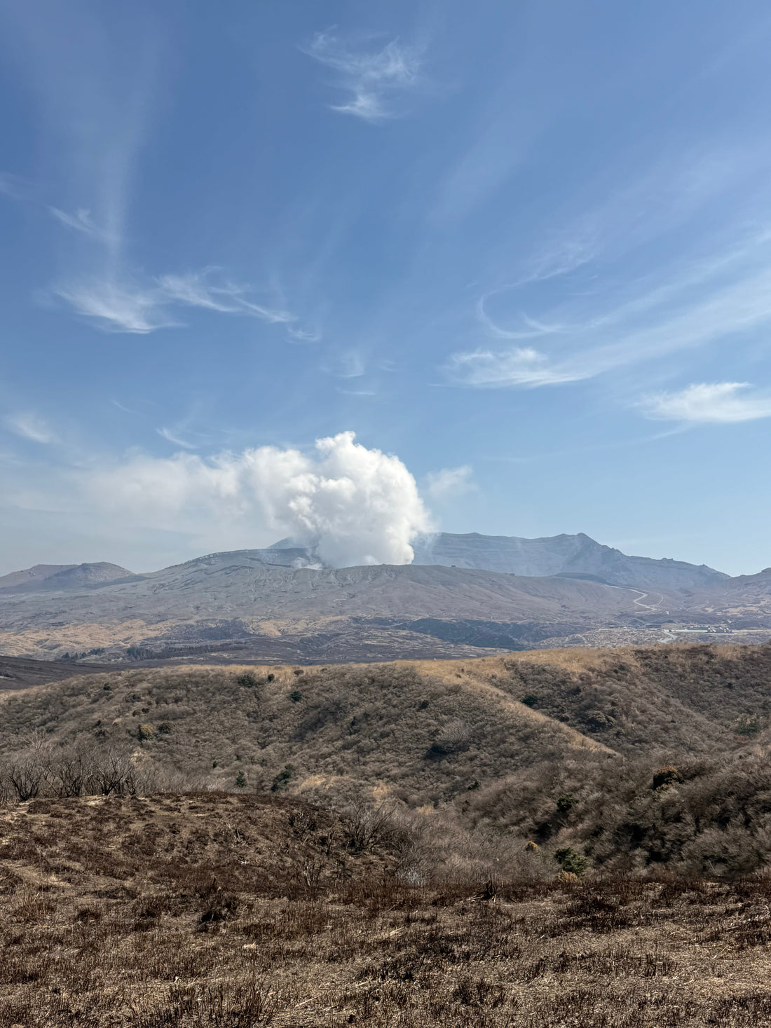 Der aktive Vulkan Aso mit seiner weiten Caldera auf Kyushu