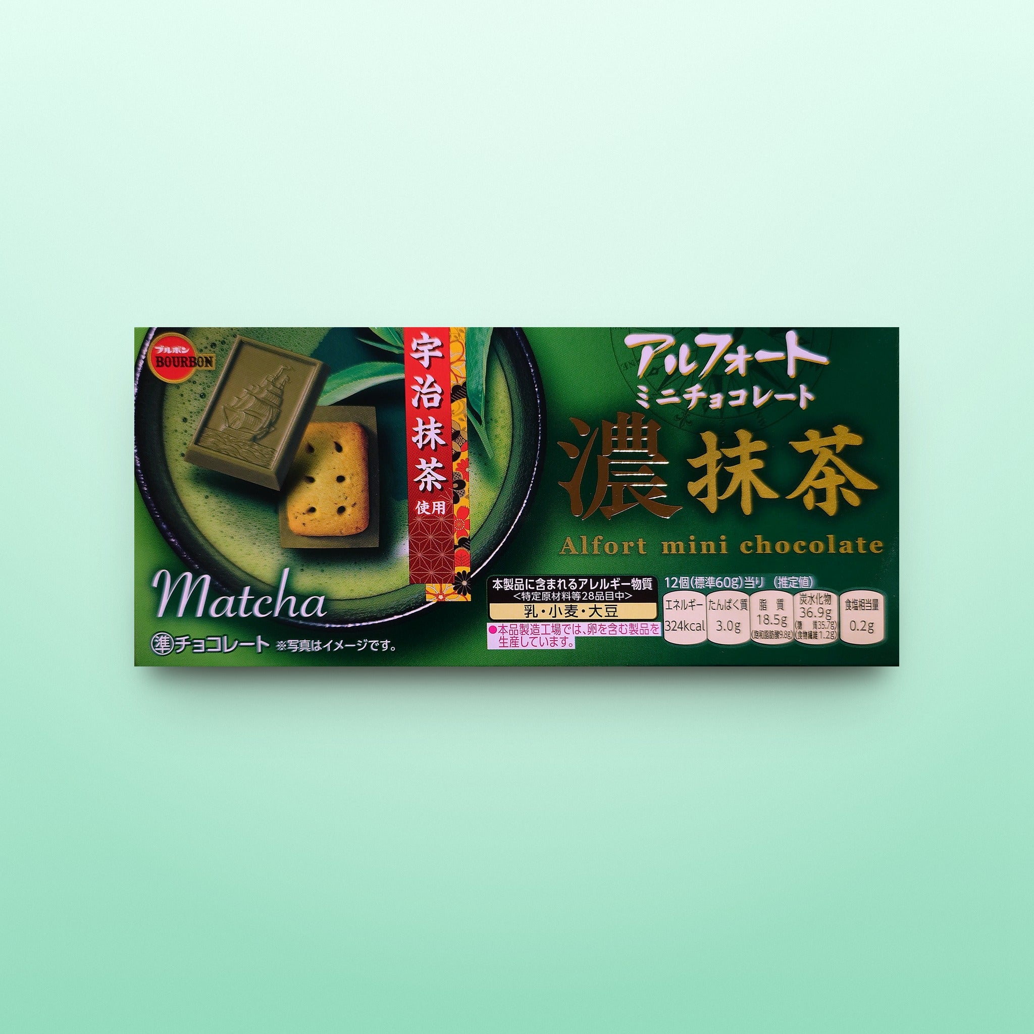 Bourbon Alfort Mini Chocolate Koi Matcha, Verpackung Vorderseite auf grünem Hintergrund