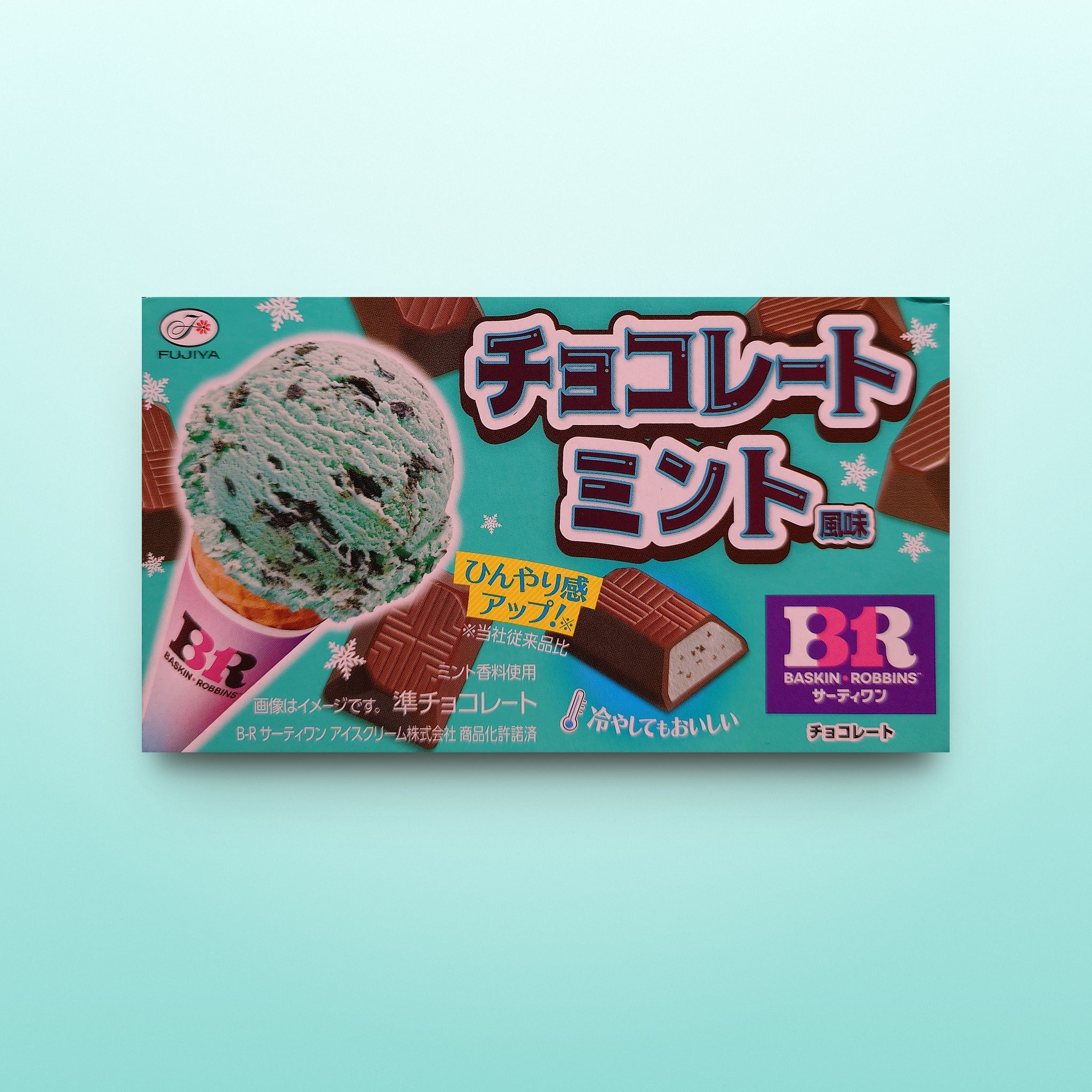 Fujiya Baskin Robbins Chocolate Mint, Verpackung Vorderseite auf türkisem Hintergrund
