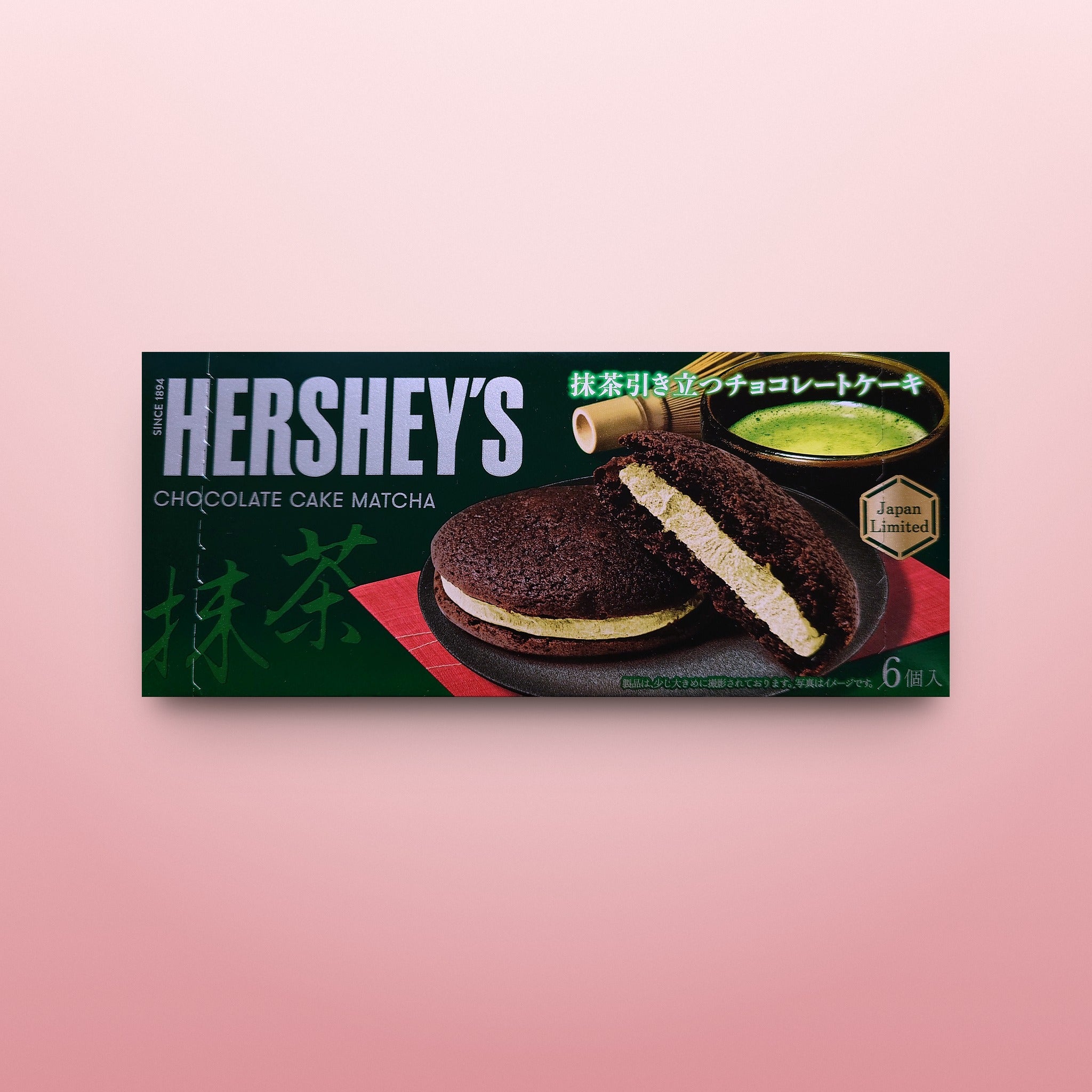 Hershey's Chocolate Cake Matcha von Lotte, Verpackung Vorderseite auf grünem Hintergrund