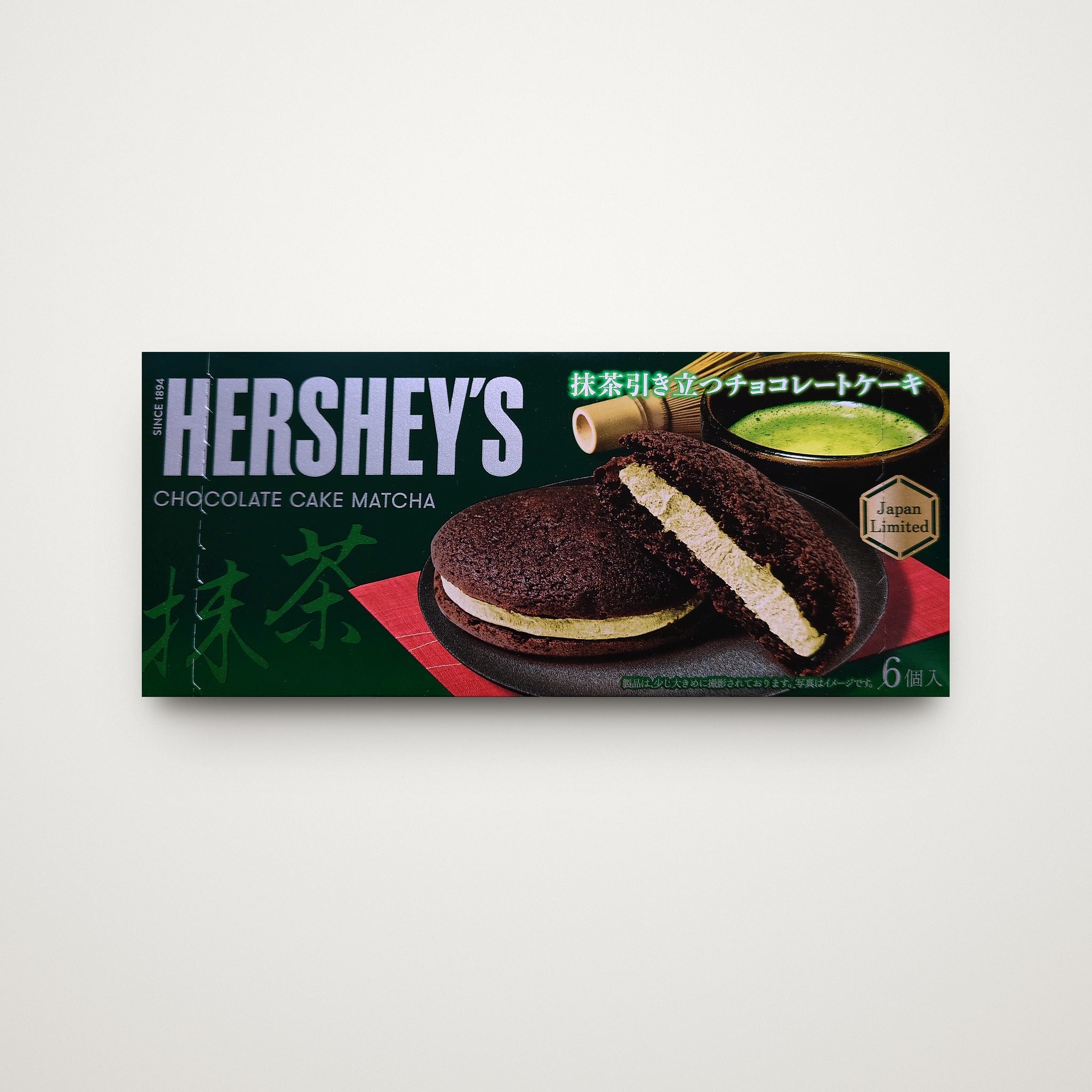 Hershey's Chocolate Cake Matcha von Lotte, Verpackung mit 6 Stück, Japan Limited, Produktfoto auf hellem Hintergrund